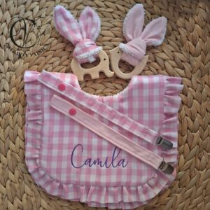 Pack babero + 2 mordedores + 2 chupeteros