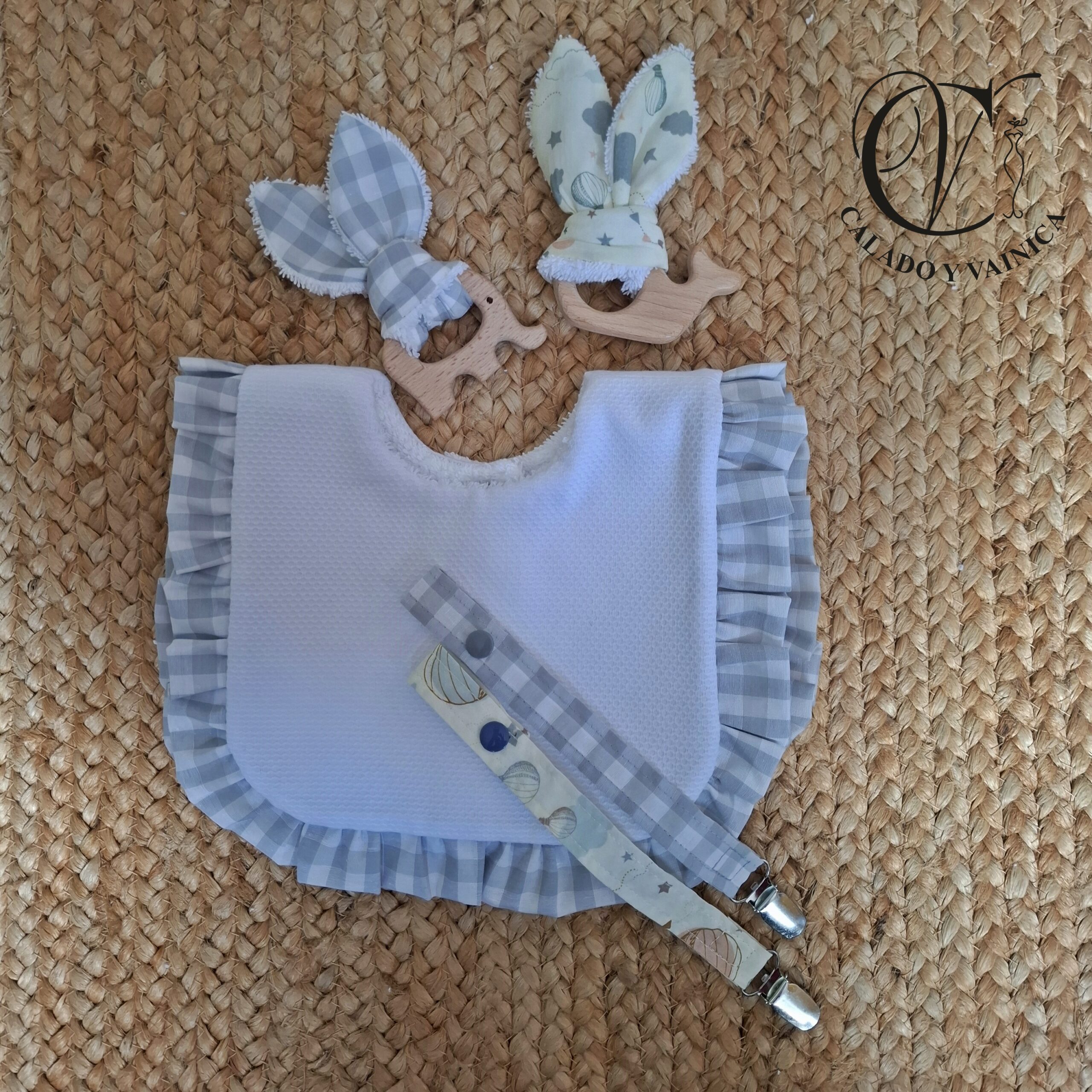 Pack babero + 2 mordedores + 2 chupeteros Lucas